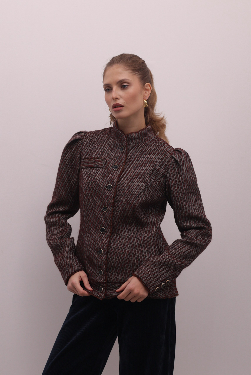 Приталенный жакет на пуговицах