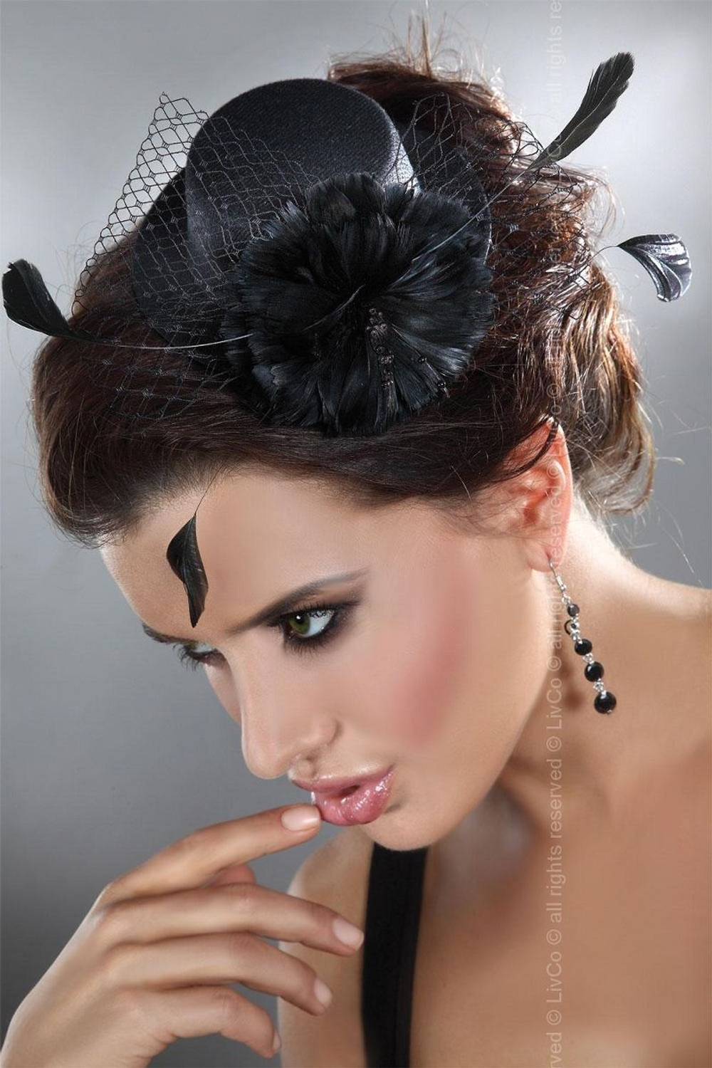 Чёрная шляпка с крупным цветком (Цвет: черный)