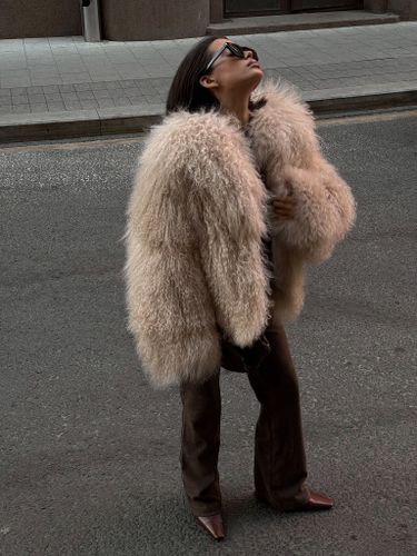 Бежевая объемная шуба из меха ламы