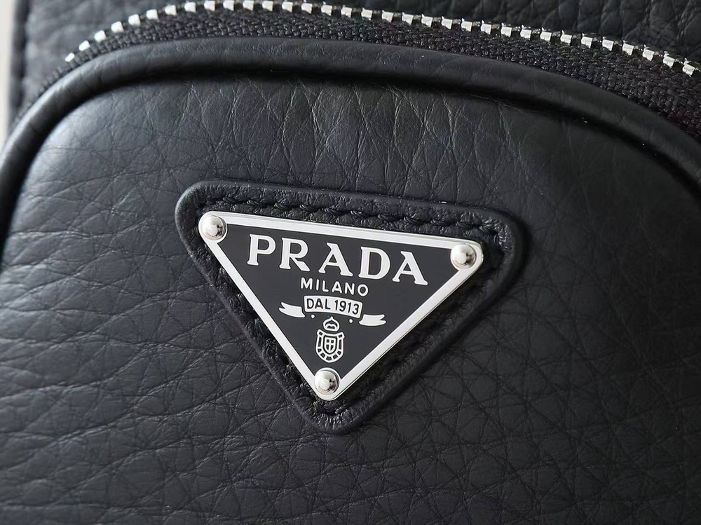 Нагрудная сумка-слинг Prada