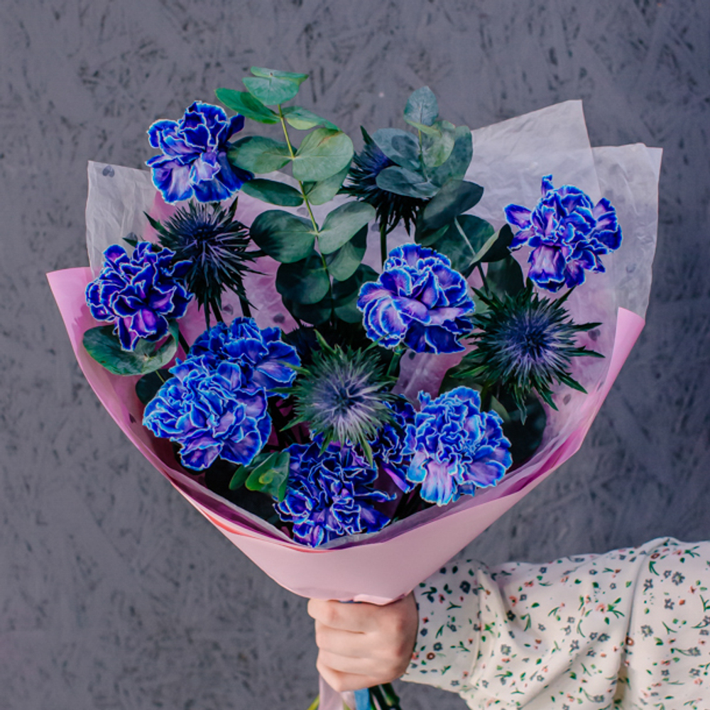 82. Элегантный стойкий синий букет с диантусами и эрингиумом