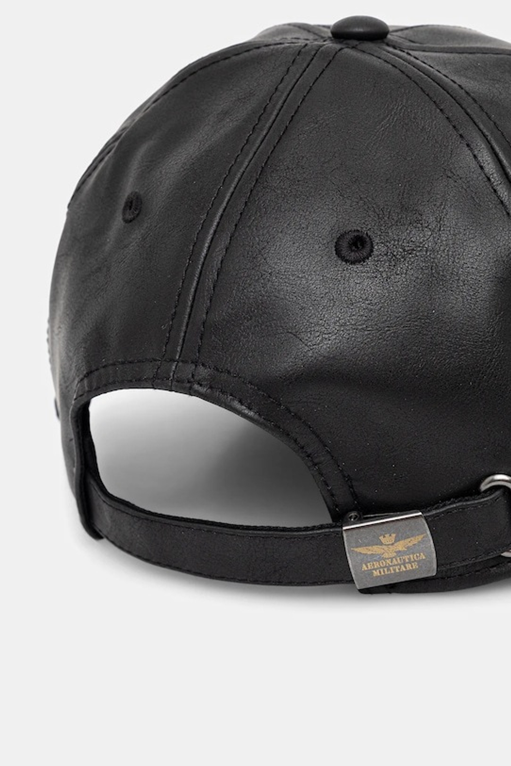 Кепка из искусственной кожи