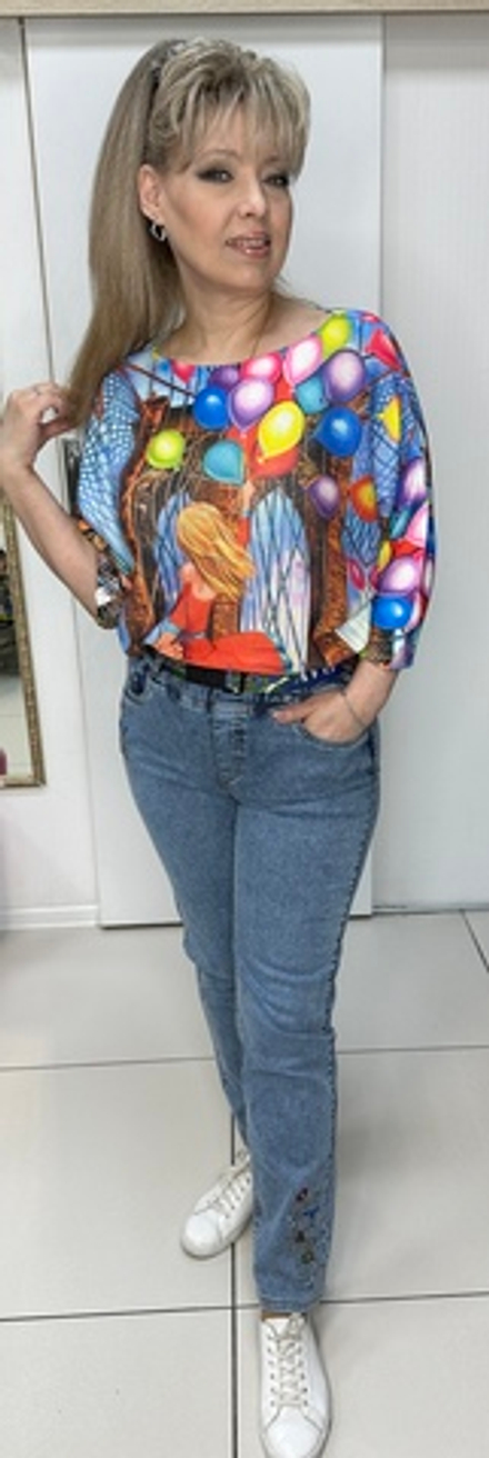 Синие зауженные джинсы со стразовым ассиметричным принтом