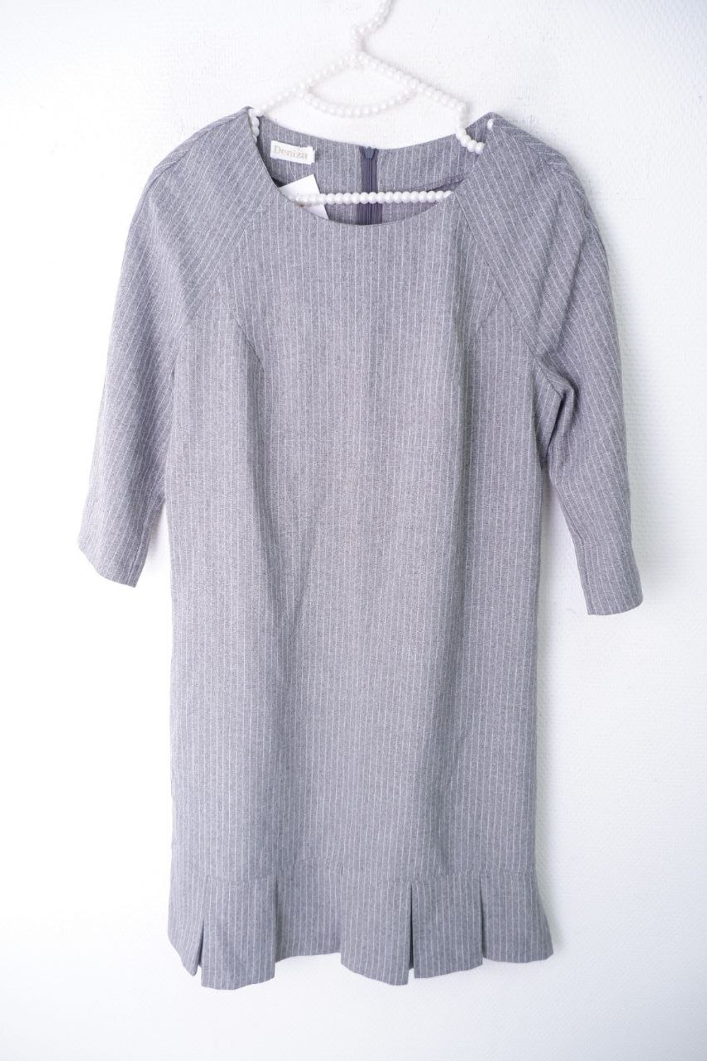 Платье Deniza серое в полоску 44 размер
