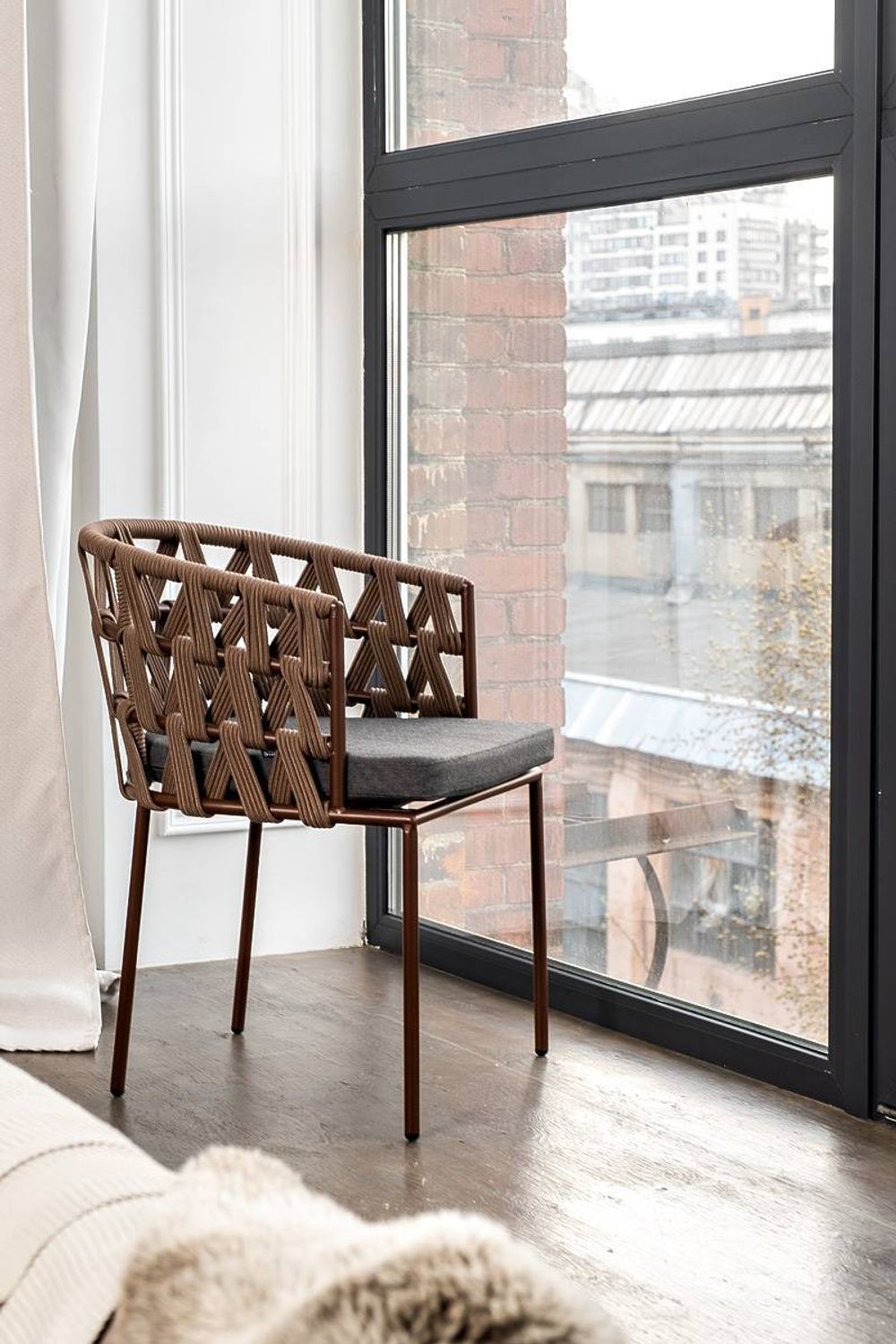 "Диего" стул плетеный из роупа, каркас из стали коричневый (RAL8016) муар, роуп коричневый круглый, ткань темно-серая 027