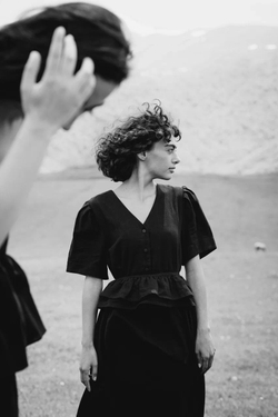 Платье с V-вырезом и поясом-баской из черной крапивы