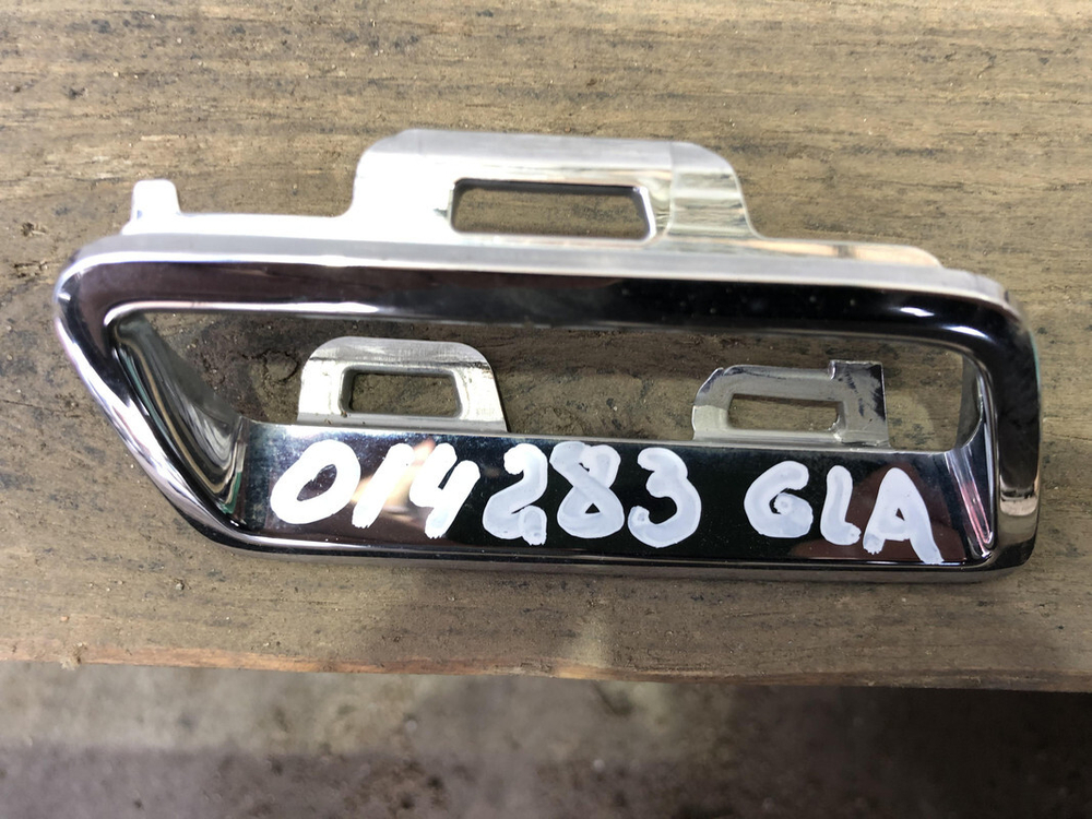 Накладка решетки радиатора Mercedes GLA (X156) 17-20 Б/У Оригинал A1568882200