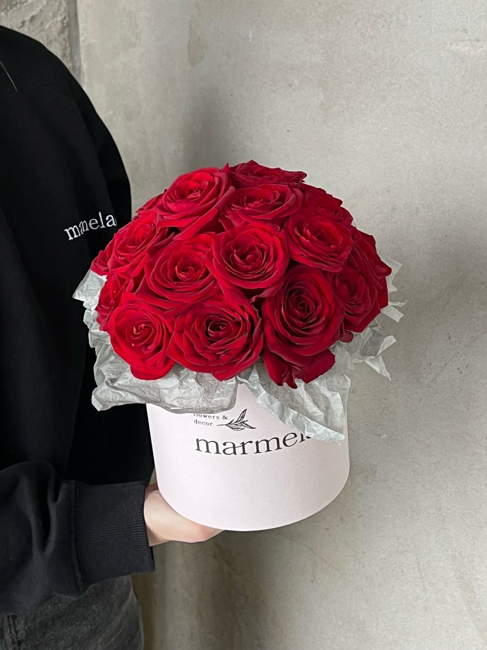 Коробочка из красных роз круглой формы