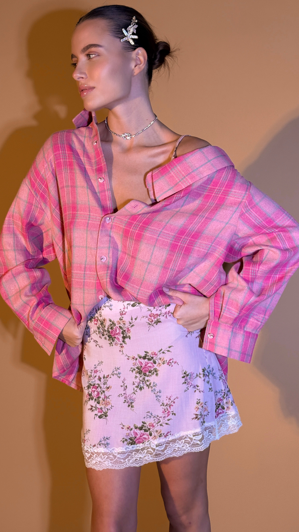 Рубашка в клетку оттенок малиновый сорбет осень 2025