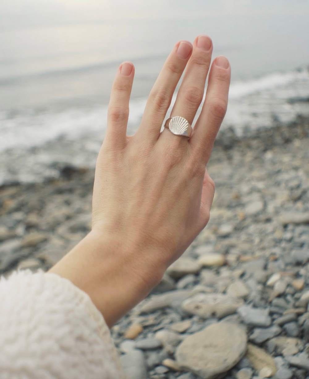 кольцо большая печатка ракушка