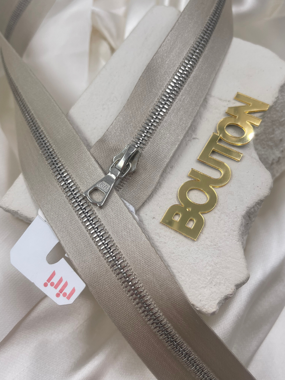 Молния металл Riri, на атласной тесьме, 4 мм,  цвет 2230, бежевый