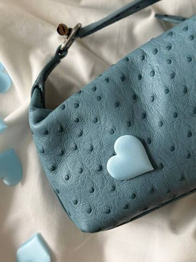 Сумка в подарок девушке: стиль, форма и цвет