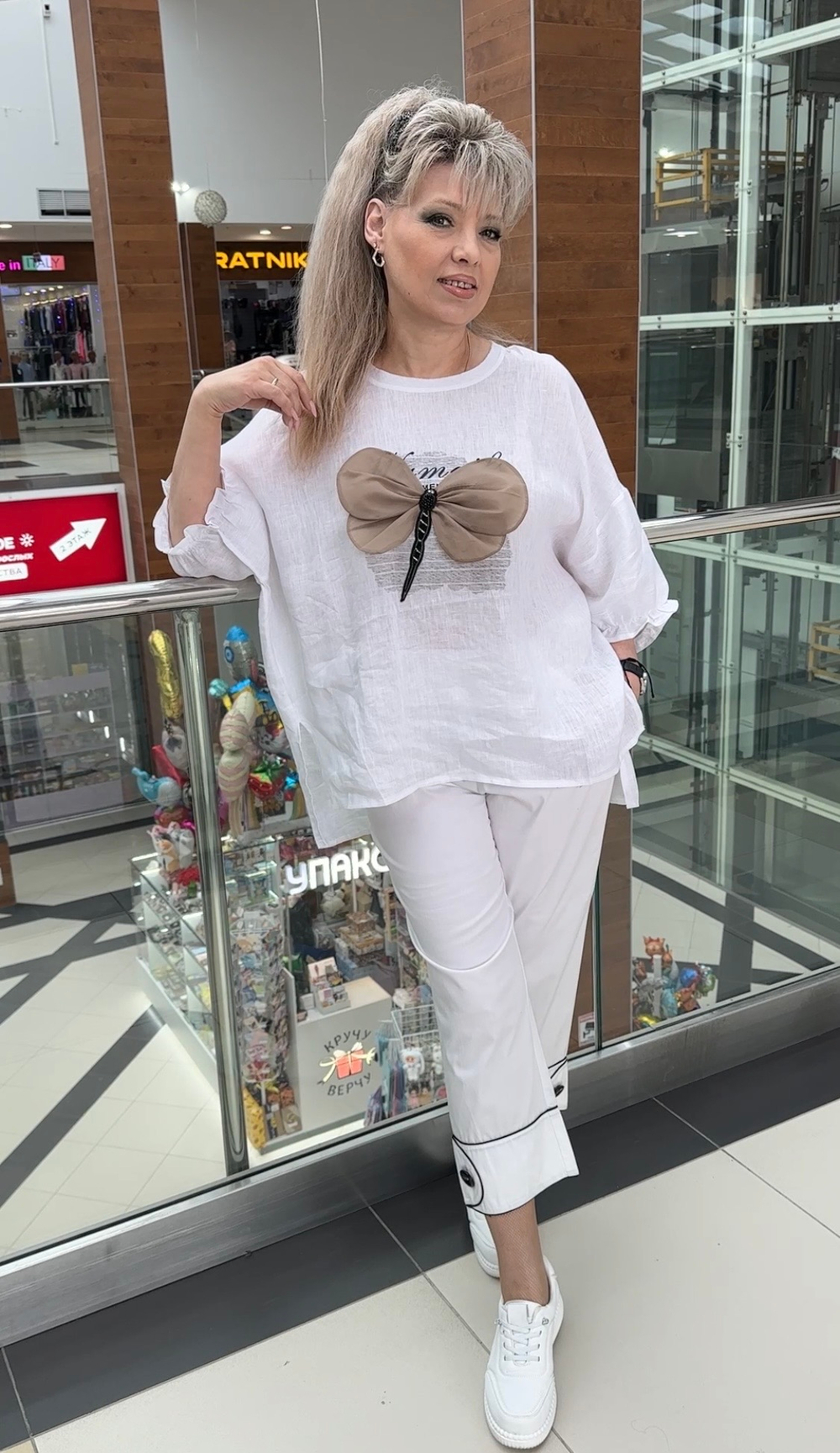 Белый блузон/туника с объёмным принтом по груди