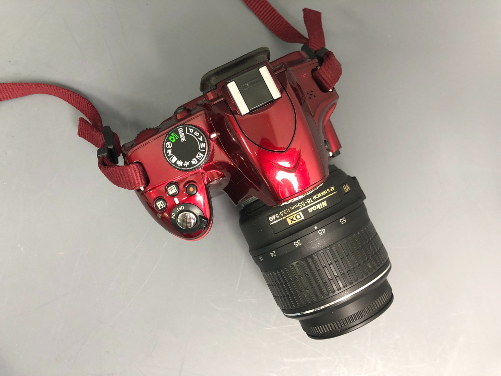 Nikon D3200 Red kit 18-55mm 3.5-5.6G VR 12.700 кадров
