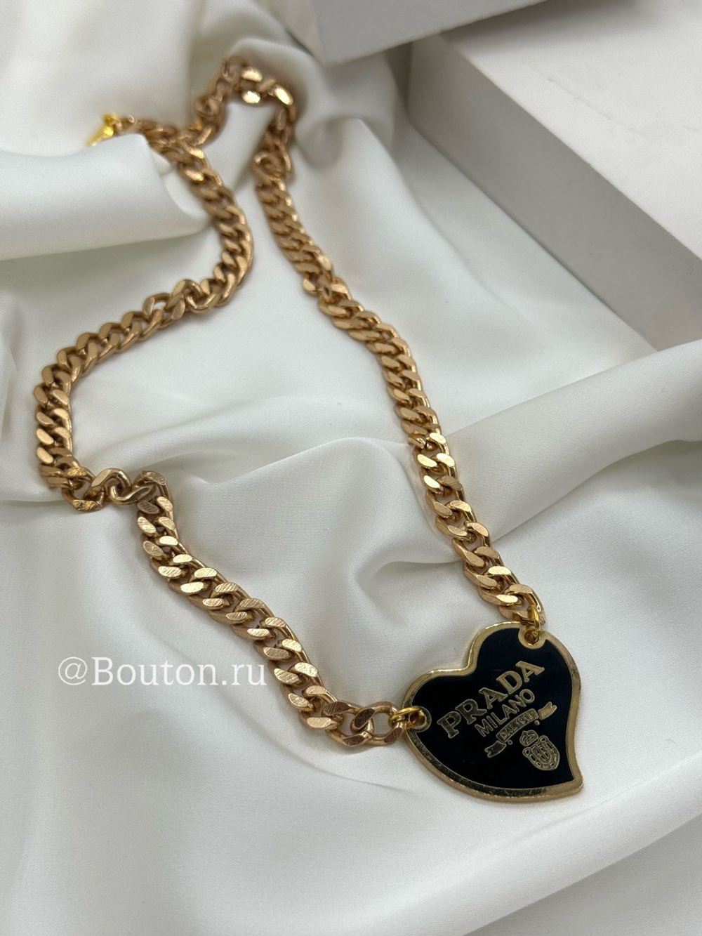 Колье Прад. золотистое с черным лого в форме сердечка