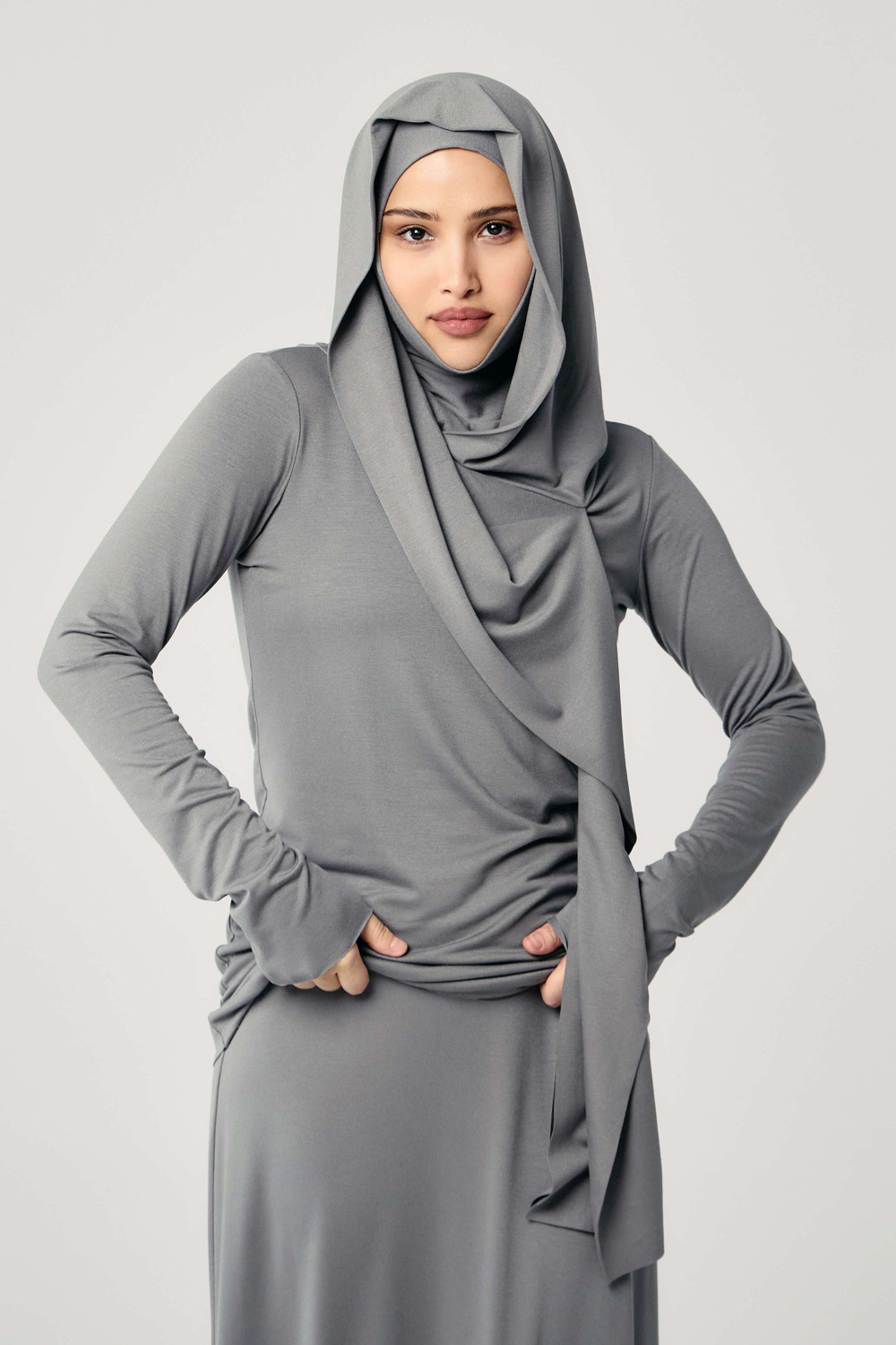 Лонгслив с капюшоном серый