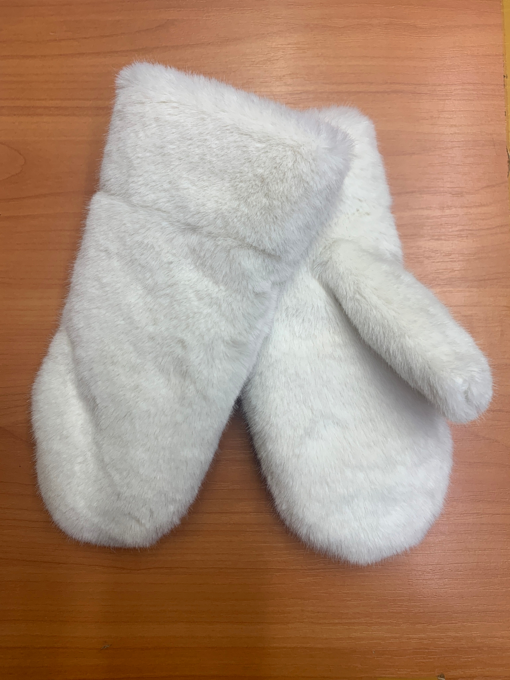 Варежки. Женские. Материал верха: Искусственная норка. Подклад: Плюш-флис. В упаковке разные цвета. 12 шт в упаковке.