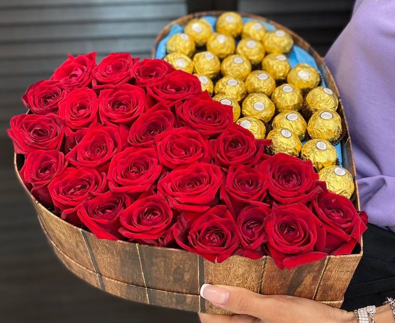 Розы и конфеты в коробке сердце #1934