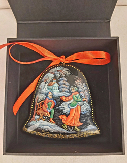 Ёлочная игрушка Колокольчик с росписью Палех "На катке"