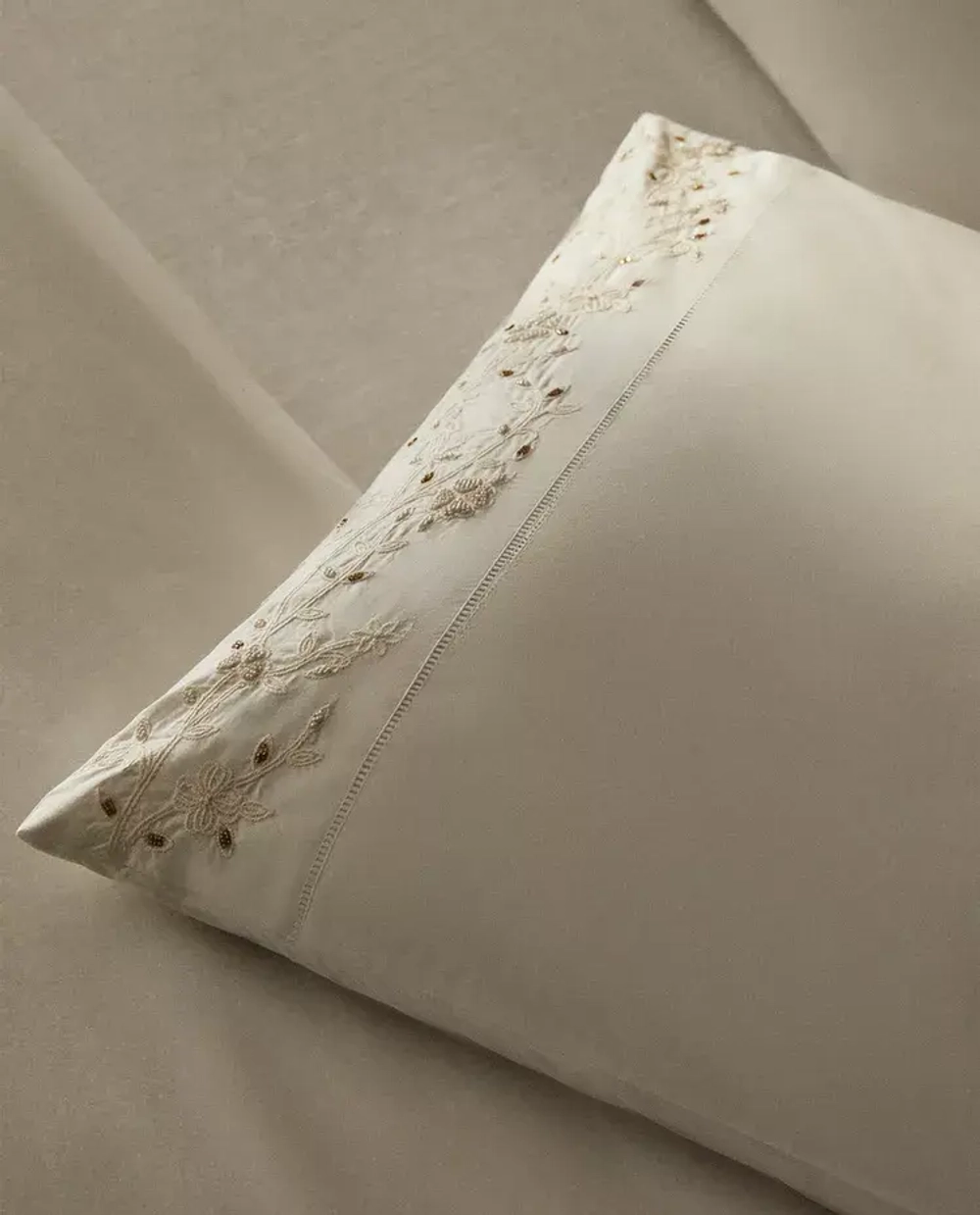 ZARA HOME НАВОЛОЧКА С ВЫШИВКОЙ В ЦВЕТОЧНОМ СТИЛЕ, ЭКРЮ