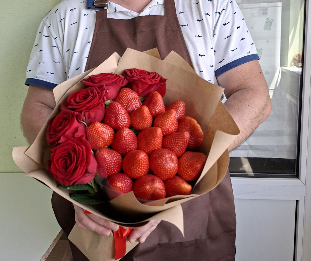 Букет из клубники и роз