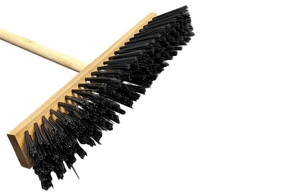 Щетка Samtools тротуарная с черенком, с наклонной резьбой (диаметр 22 мм), жёсткая щетина 40 см