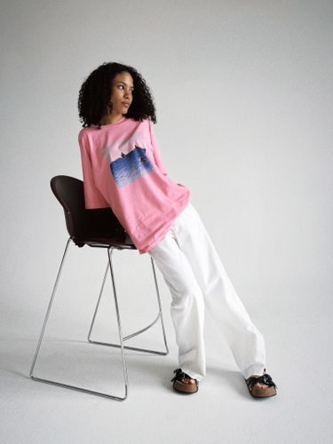 Розовая футболка оверсайз с принтом