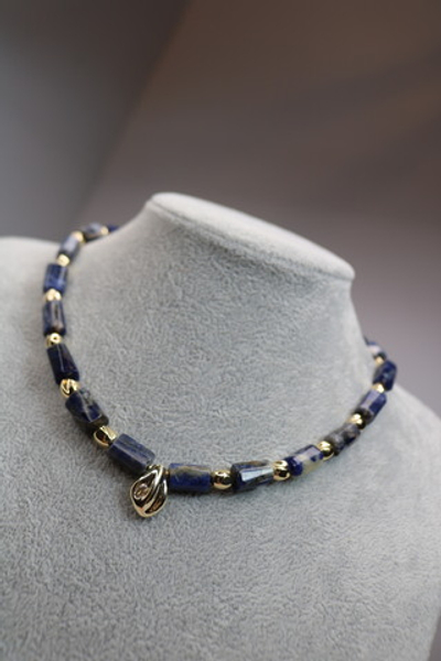 Колье-чокер из натурального содалита «Содалитовый штрих»