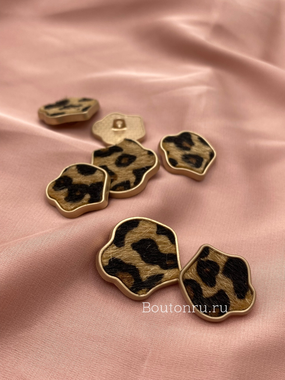 Пуговицы неровной формы с принтом леопард пушистые