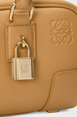 Loewe Укороченная сумка Amazona 23 из телячьей кожи наппа, рыжевато-коричневый