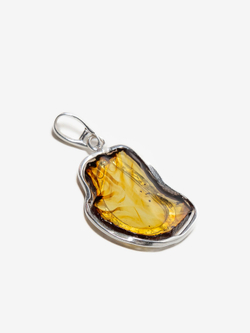 Уникальный серебряный кулон с цельным янтарем, серебро 925 пробы