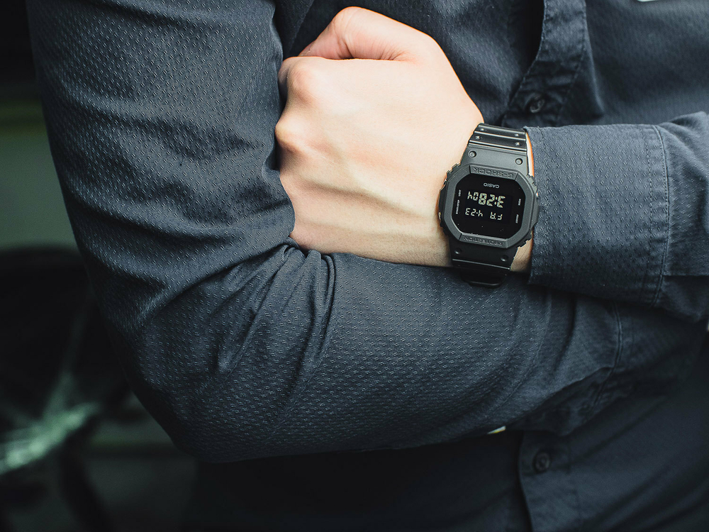 Японские наручные часы Casio G-SHOCK DW-5600BB-1E с хронографом