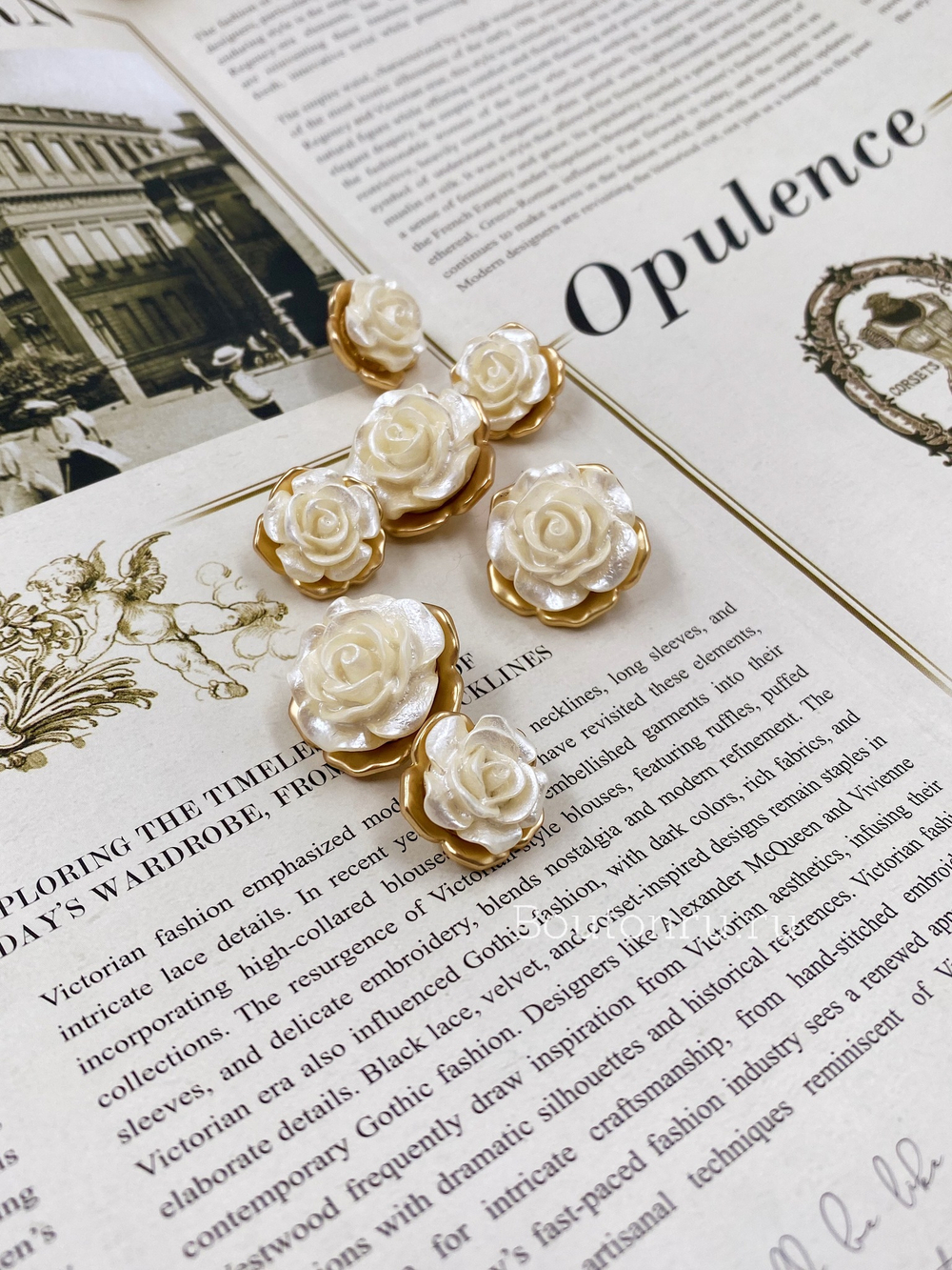 Пуговицы "Роза" золотистые белые перламутровые