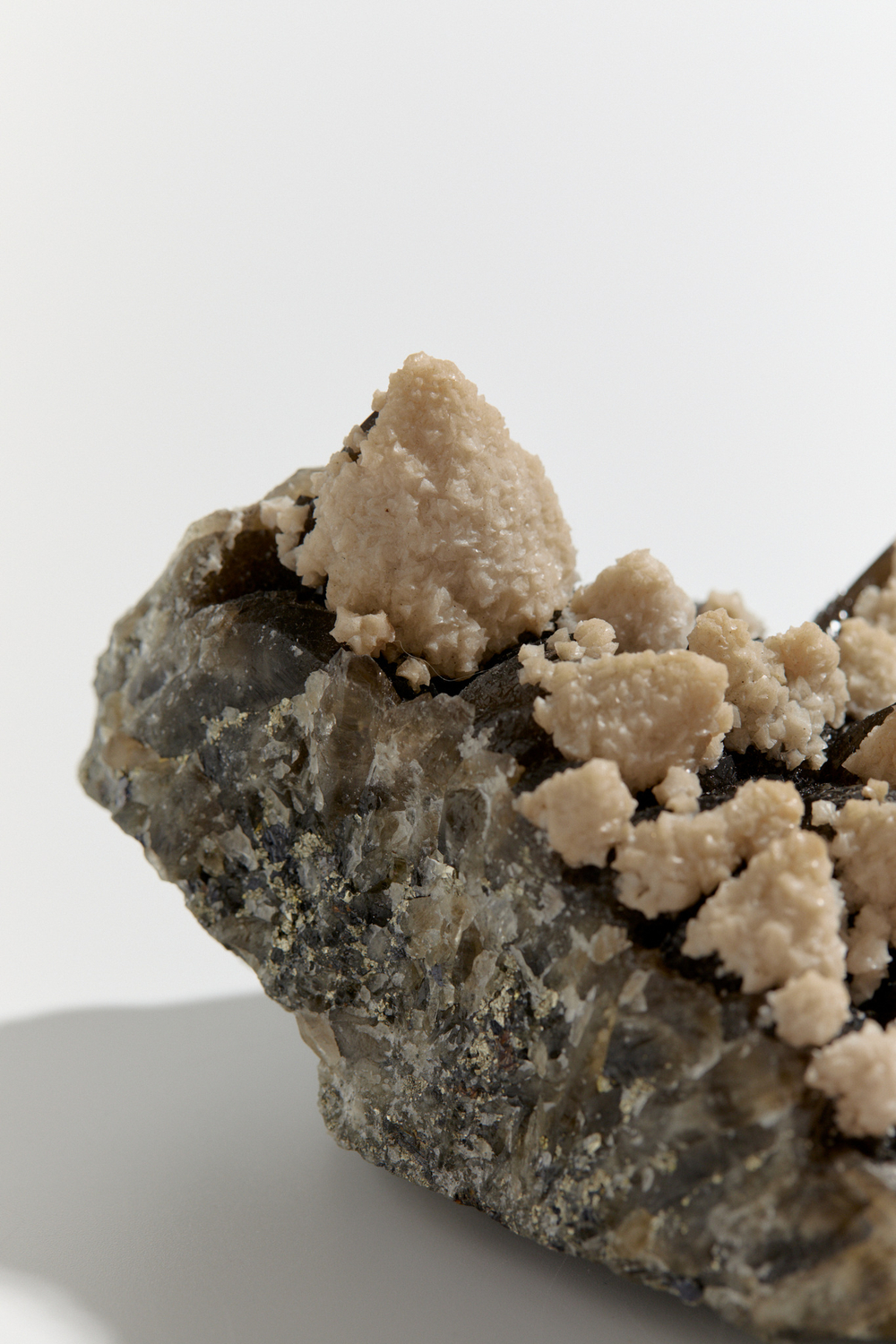 Кальцит на друзе дымчатого кварца