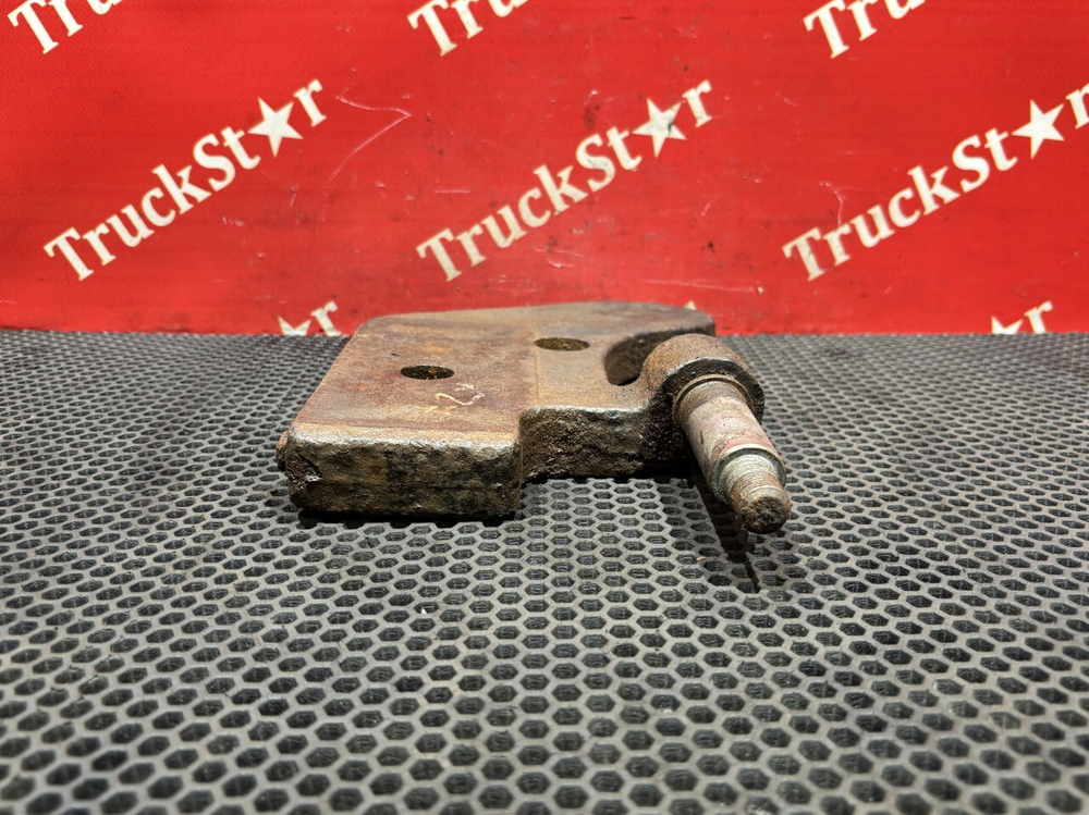 Кронштейн амортизатора нижний правый