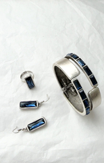 Браслет разъемный широкий прямоугольники с прямоугольными синими кристаллами, матовое серебр