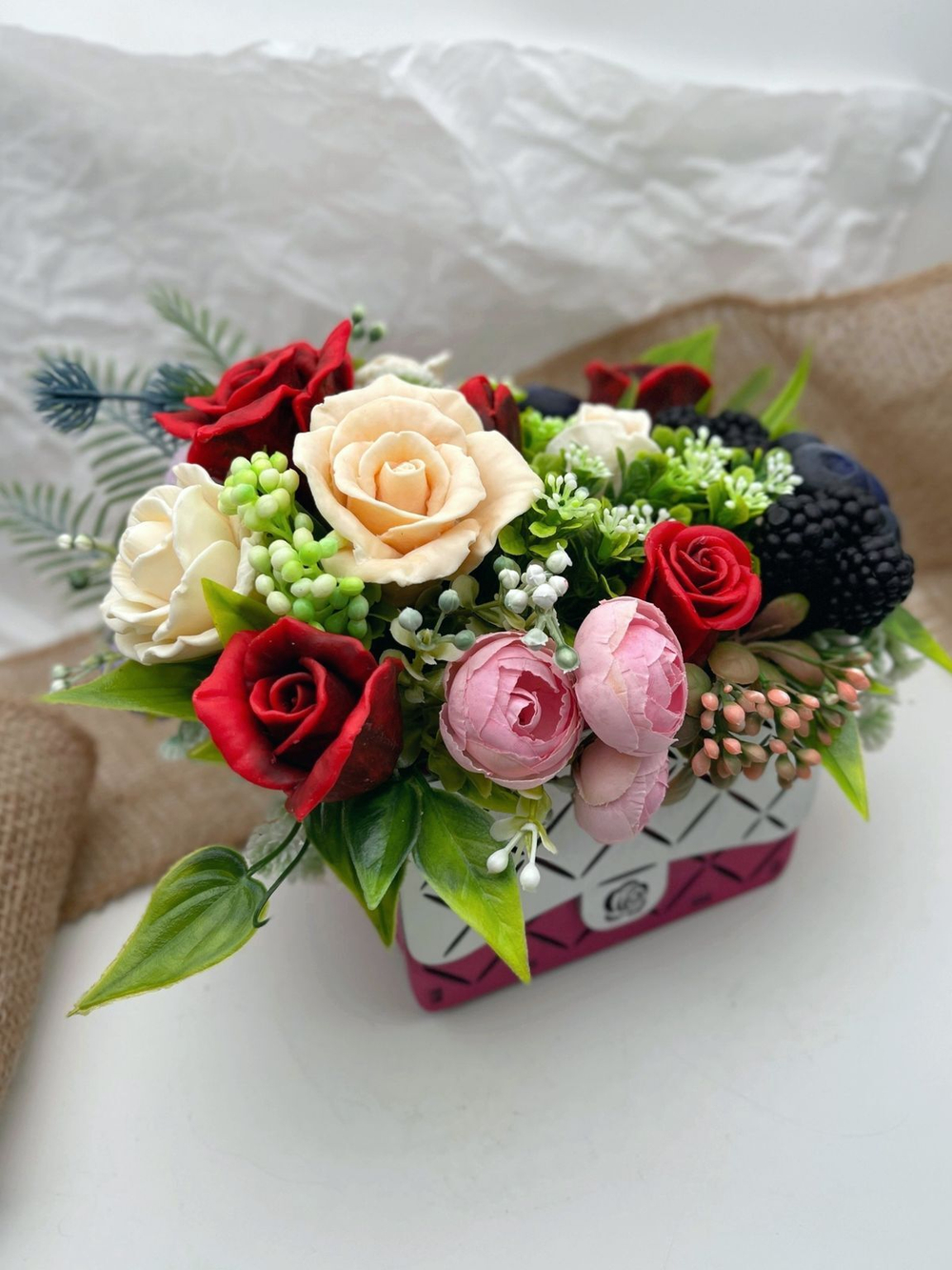 Букет “Фуксия с ягодами”