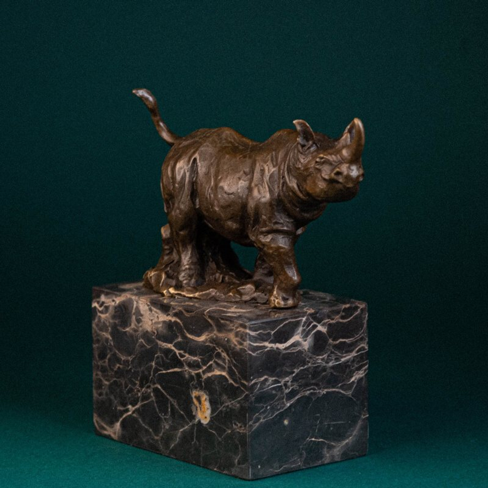 Кабинетная скульптура «Идущий носорог»