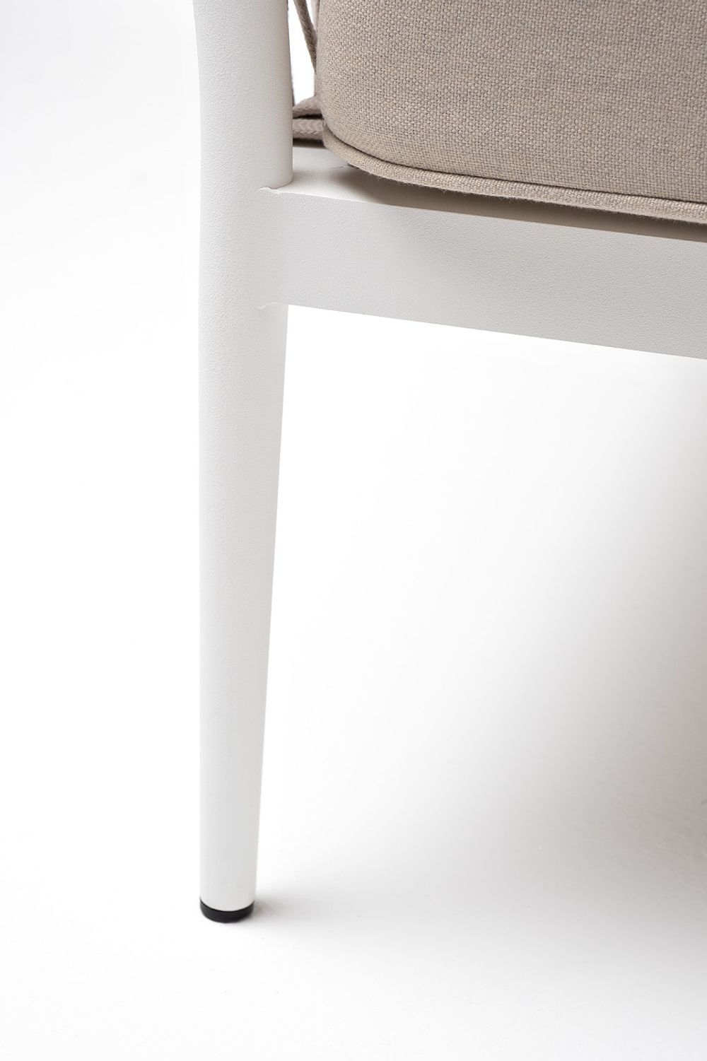 "Касабланка" кресло плетеное из роупа, каркас алюминий белый муар, роуп бежевый 20мм, ткань бежевая 15052