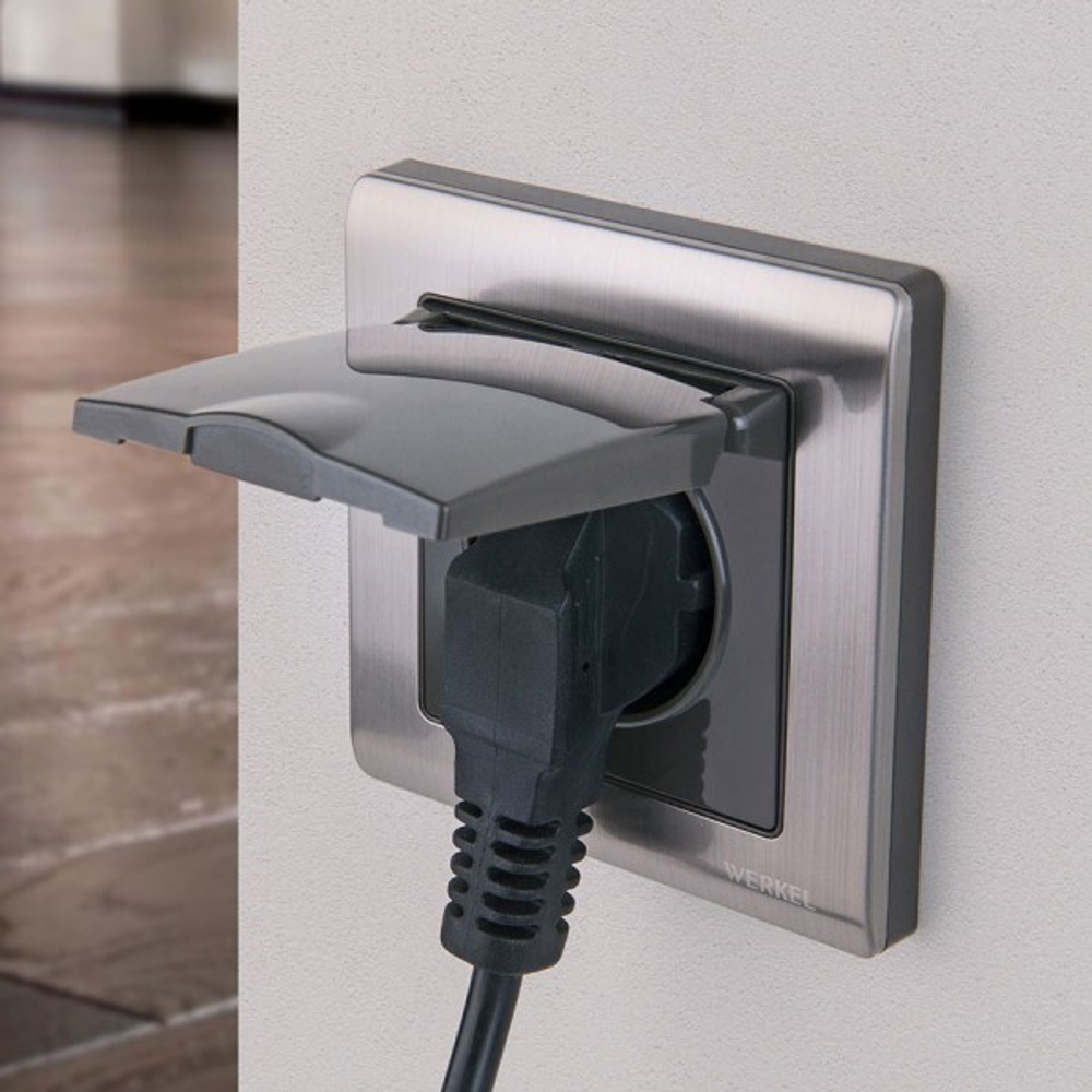 Розетка влагозащ. с зазем. с защит. крышкой и шторками (глянцевый никель)