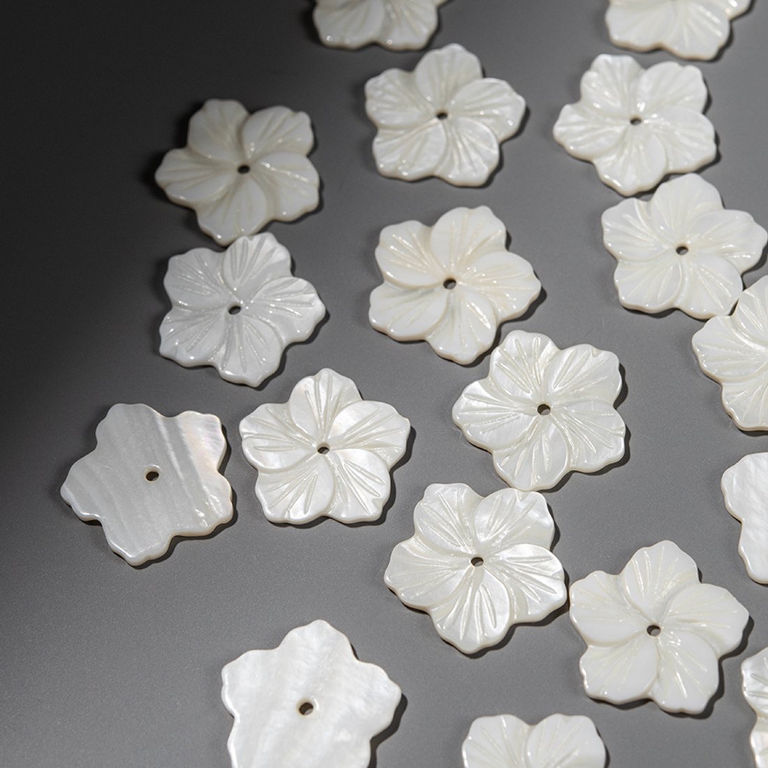 Цветочек из белого перламутра речных ракушек, 19,5мм