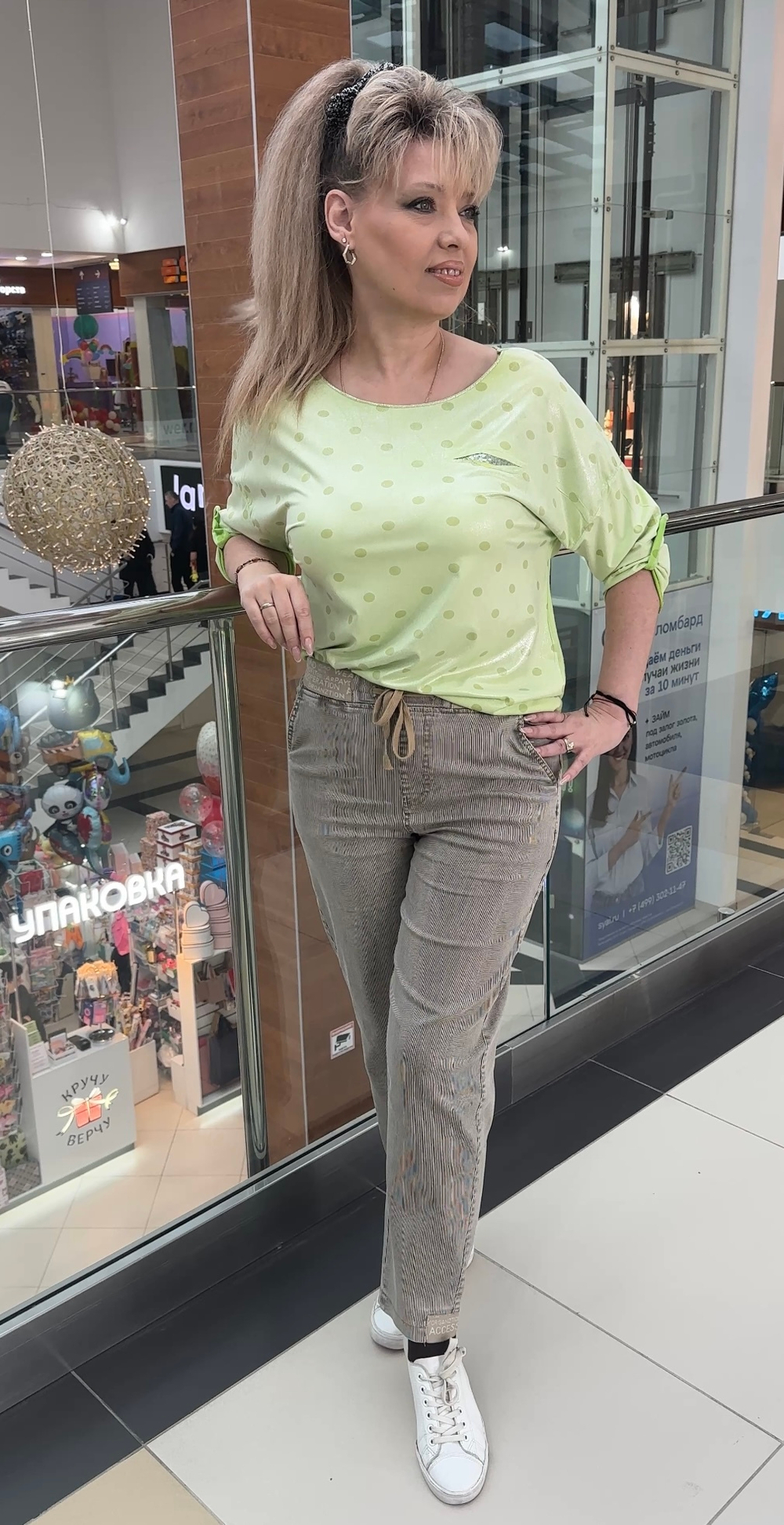 Бежевые брюки в рубчик на резинке в поясе