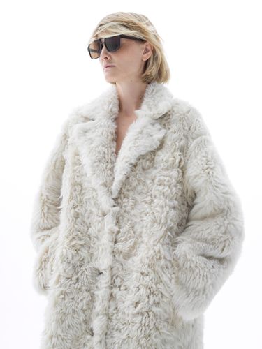 Длинная шуба из овчины в белом цвете
