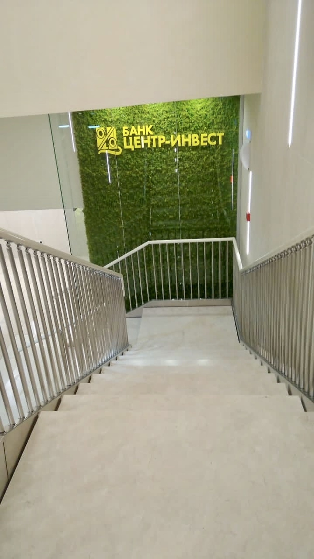 Вертикальное озеленение искусственным мхом центрального офиса "Центр-Инвест Банка" г.Ростов