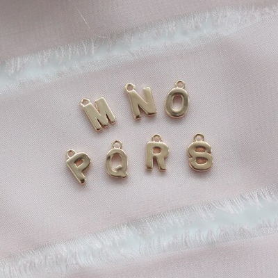 п727-Q Буква плоская mini "Q" 8мм, позолота