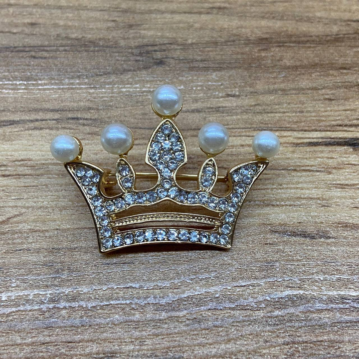 Брошь Корона стразы жемчужинки металл золотистый
