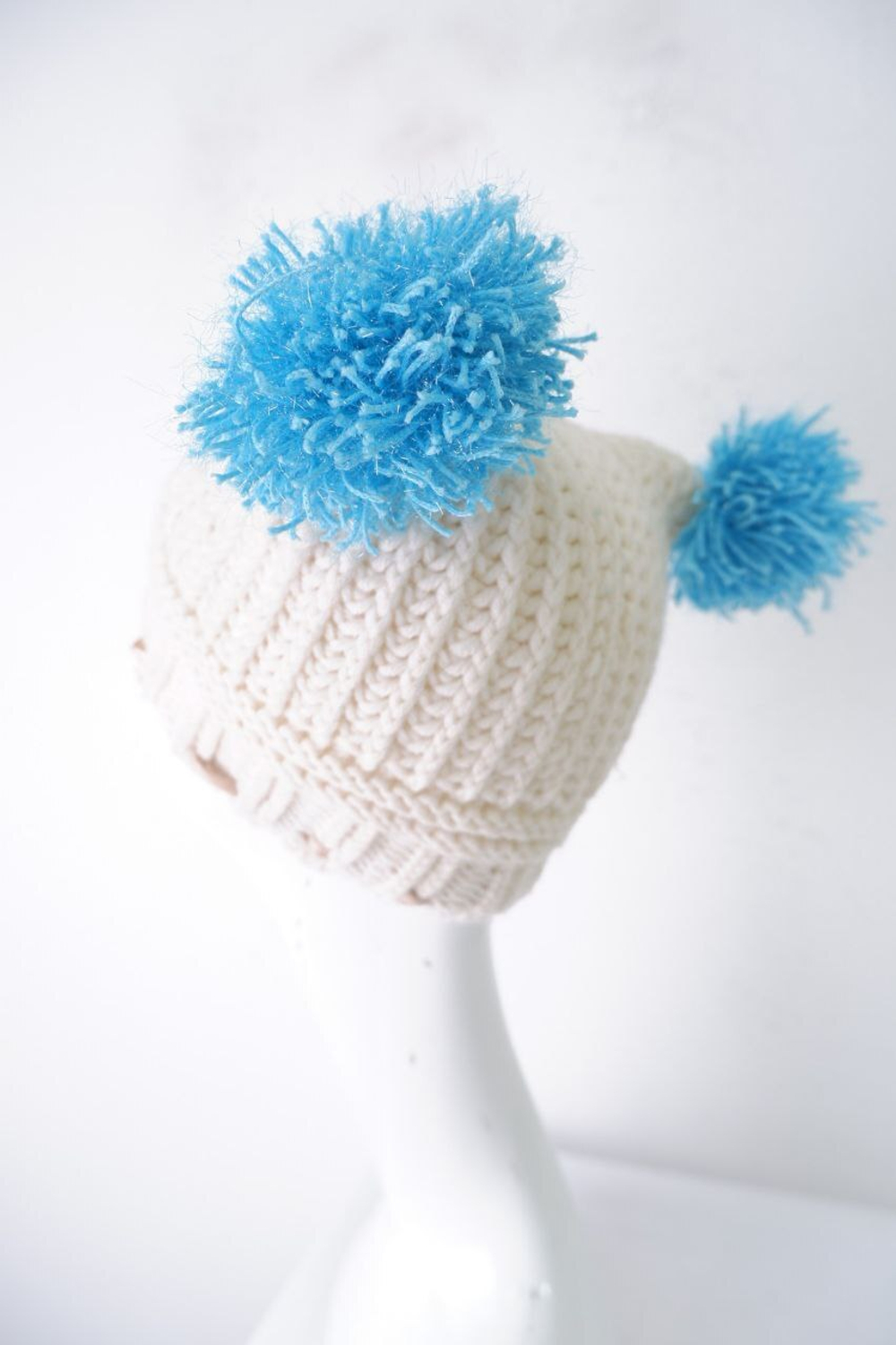 Шапка с помпонами