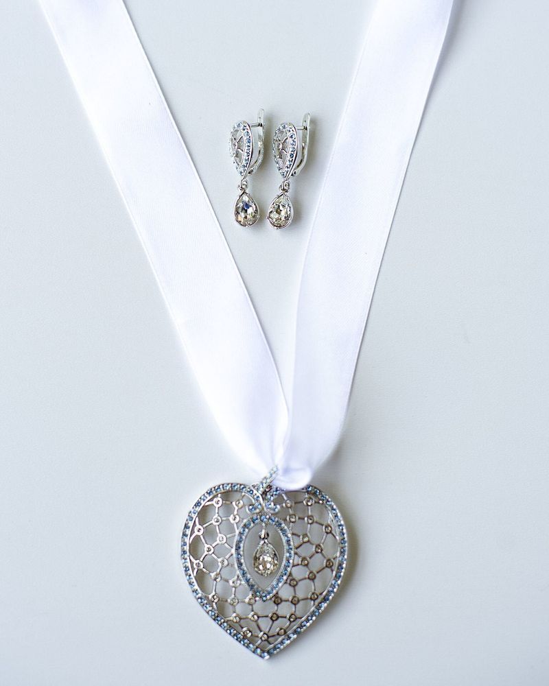 Комплект с кристаллами Swarovski. Кулон на атласной ленте, серьги на английском замке.