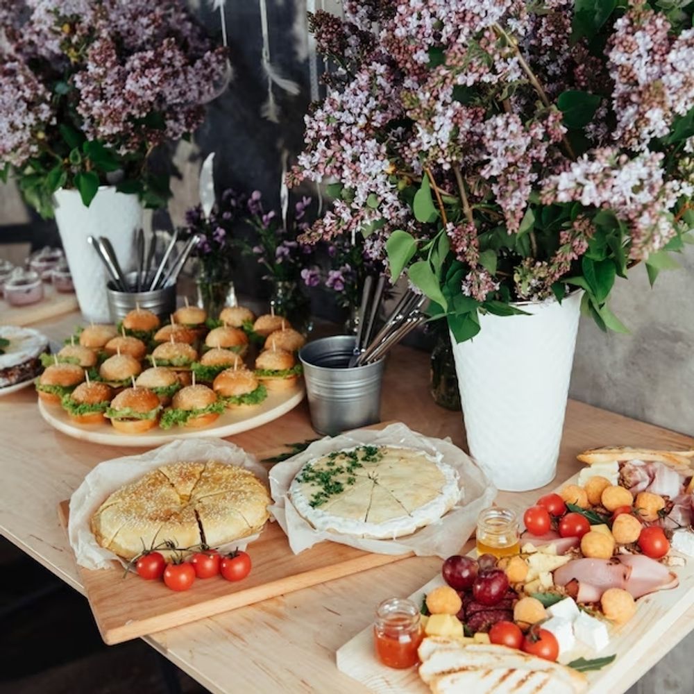 Лучшие закуски на праздничный стол: топ рецептов и идеи сервировки от Мольберт-Кейтеринг Лучшие закуски на праздничный стол: топ рецептов и идеи сервировки от Мольберт-Кейтеринг