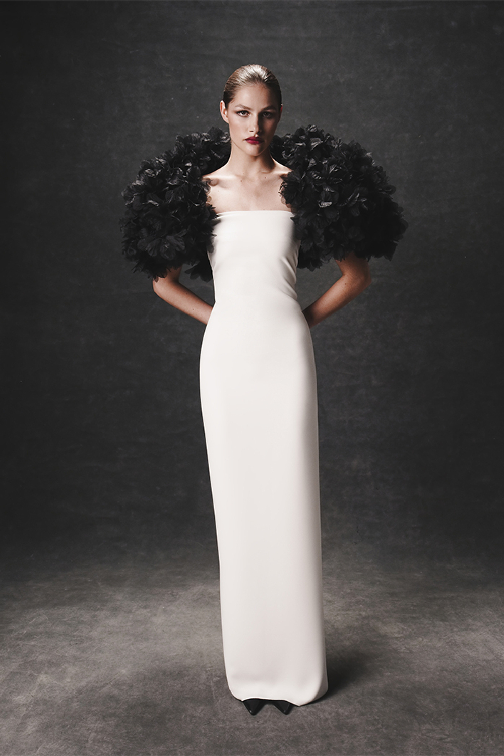 Платье макси из крепа с цветочной отделкой